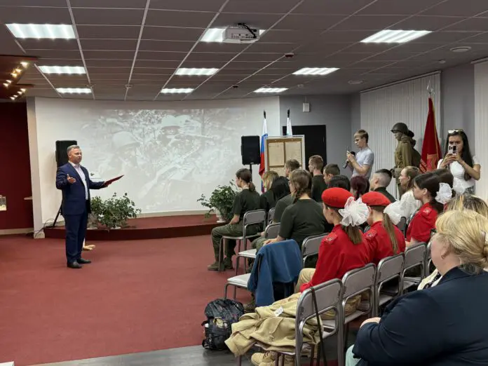 Юные свердловчане изучают героический путь Уральского танкового корпуса со Знанием-0