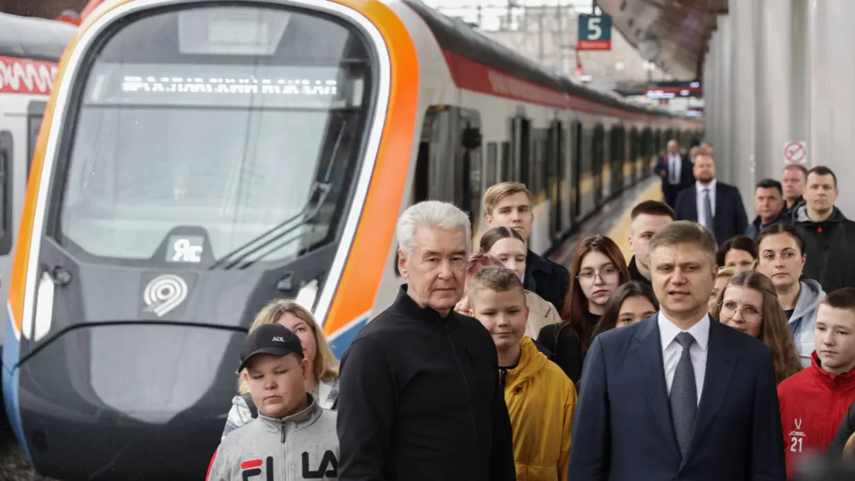 Мэр Москвы Сергей Собянин и генеральный директор, председатель правления «РЖД» Олег Белозеров (на первом плане слева направо) во время запуска программы по обновлению поездов на Ярославском направлении Московской железной дороги
