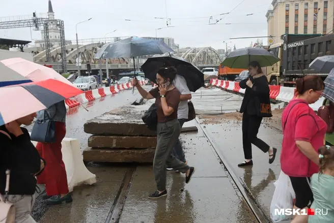 Последние дожди затопили множество улиц в Москве — под водой оказывались даже крупные трассы | Источник: Артём Устюжанин / MSK1.RU