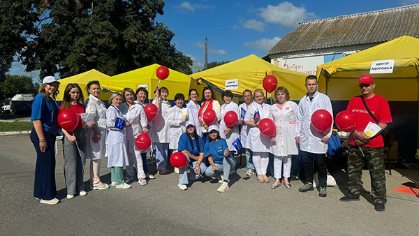 Алексей Вихарев и волонтеры в «Городке здоровья» в Ирбите