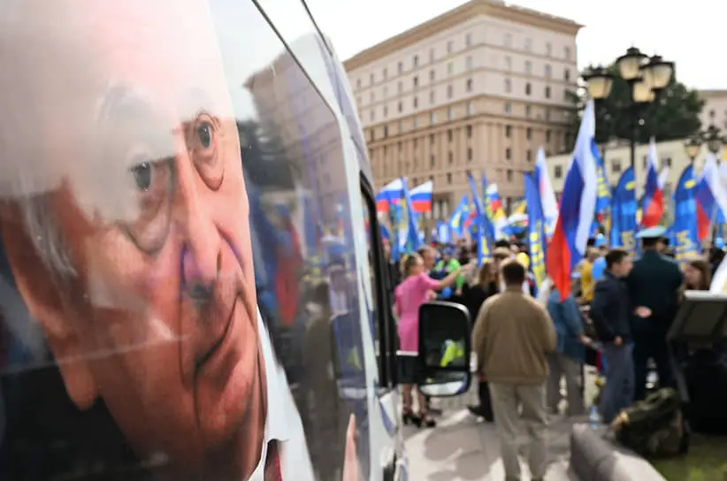 Единая Россия, ЛДПР и Новые люди отмечают День флага с акциями-0