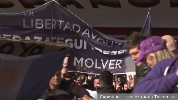 Кортеж аргентинского президента Милея закидали камнями на предвыборной акции