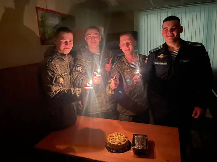 Илья Казанцев, несмотря на нелюбовь к своему замкомвзвода Ивану Селину, с днем рождения его поздравлял