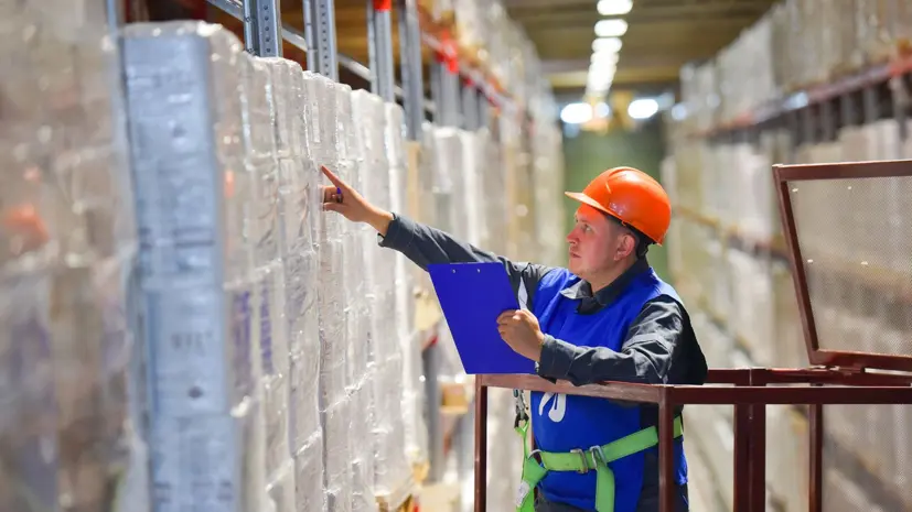 Магазины Москвы продолжают отправлять товары и гуманитарные грузы в зону СВО