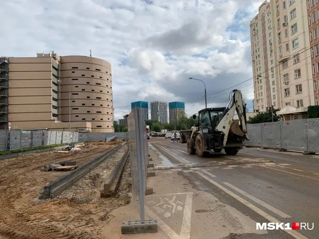 Жители района устраивают дежурства у шлагбаумов, чтобы не пускать строительную технику | Источник: читательница MSK1.RU Евгения