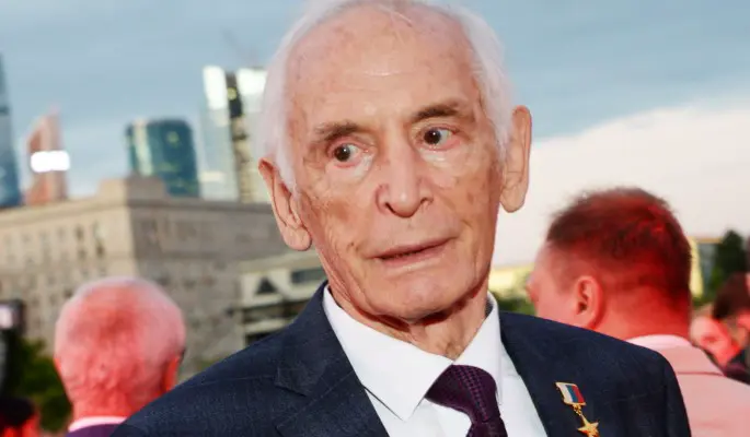 Старший женился на библиотекарше, а младший умер в 37 лет: что стало с сыновьями Василия Ланового