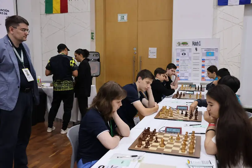 Предпоследний восьмой тур Всемирной шахматной Олимпиады для игроков до 16 лет