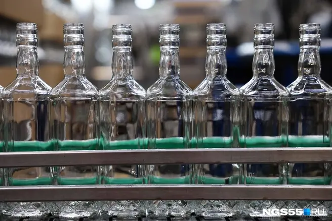Мужчина разливал алкоголь в использованные бутылки и продавал односельчанам | Источник: Евгений Софийчук / NGS55.RU