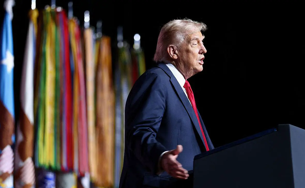 Дональд Трамп выступает во время встречи высшего военного руководства на базе морской пехоты Куантико, США, 30 сентября 2025 года (Kevin Lamarque / Reuters)