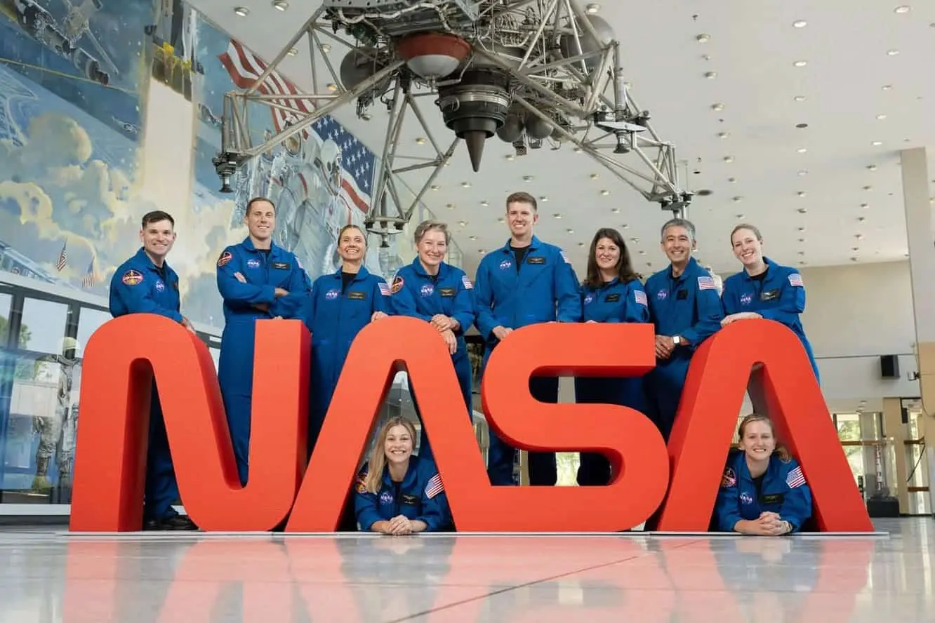 Кто из десяти героев NASA первым ступит на Марс после Артемиды?-0