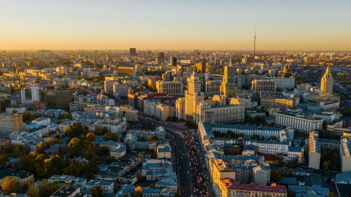 В Москве выполнили 80 процентов запланированных работ по ремонту крыш домов