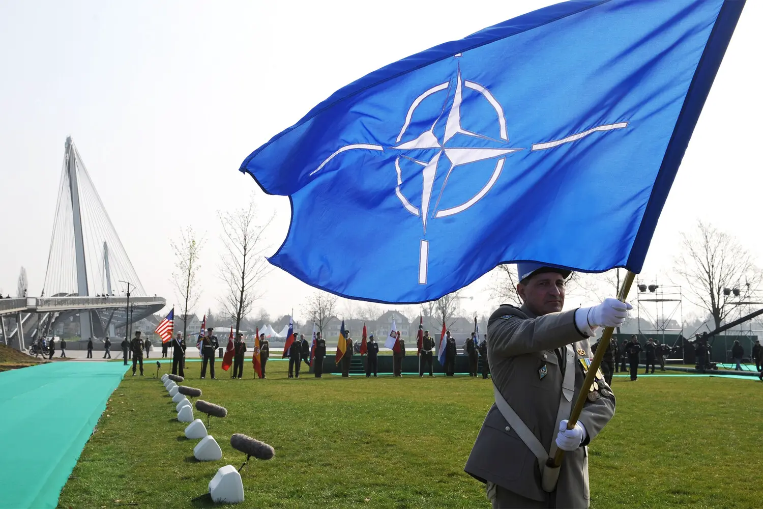 Ставридис призывает НАТО к силовому ответу России из-за дронов в Польше-0