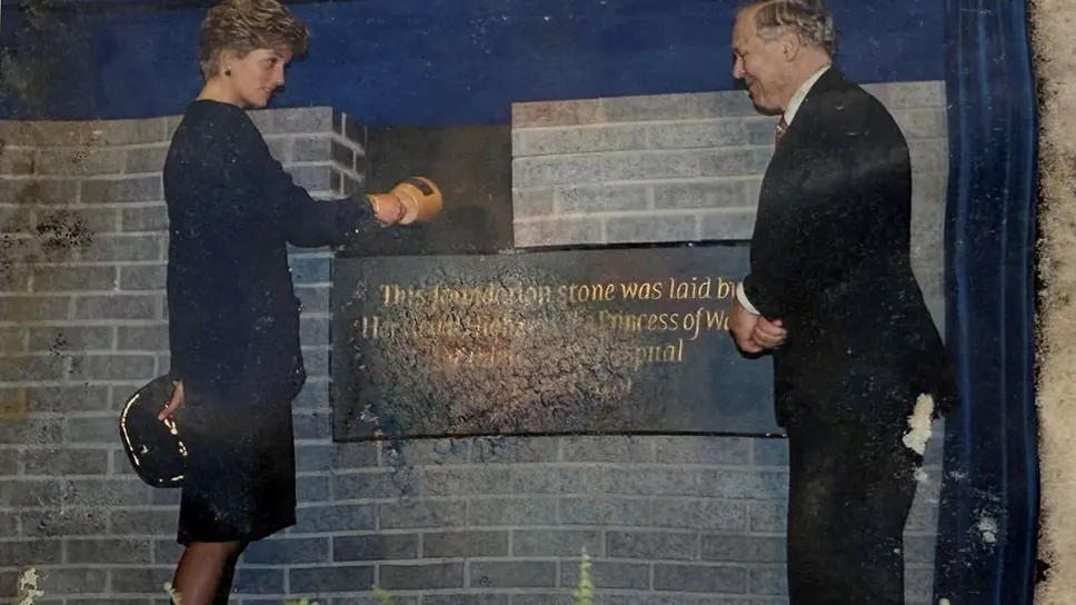 Принцесса Диана на церемонии закладки капсулы в фундамент детской больницы на Грейт-Ормонд-стрит