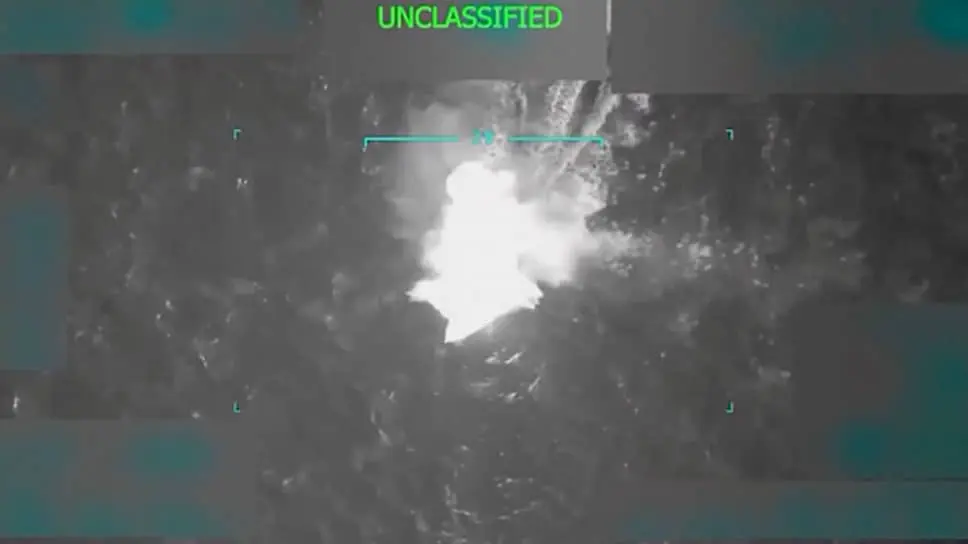 Момент удара ВМС США по катеру