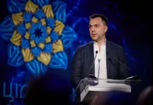 Арестович вместо Зеленского? Эксперт назвал смену власти невозможной arestovich vmesto zelenskogo ekspert nazval smenu vlasti nevozmozhnoj-gazetarf-ru-0