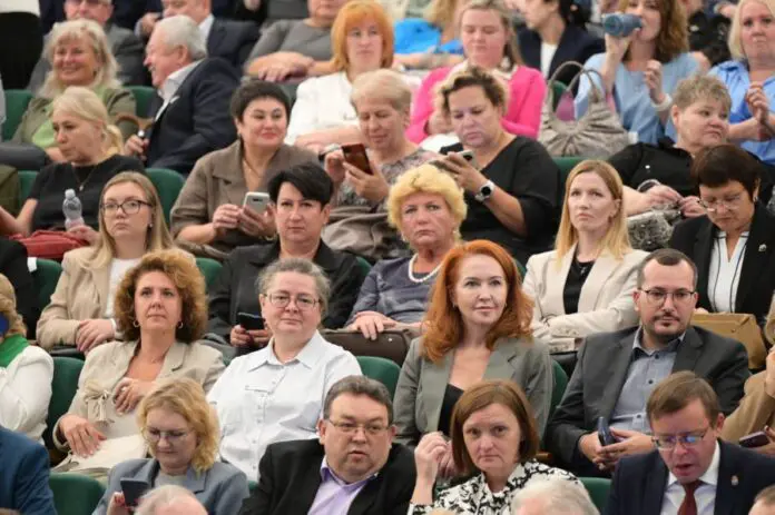 Денис Паслер и Светлана Тренихина создали комиссию по защите педагогов с Алексеем Махновецким-0