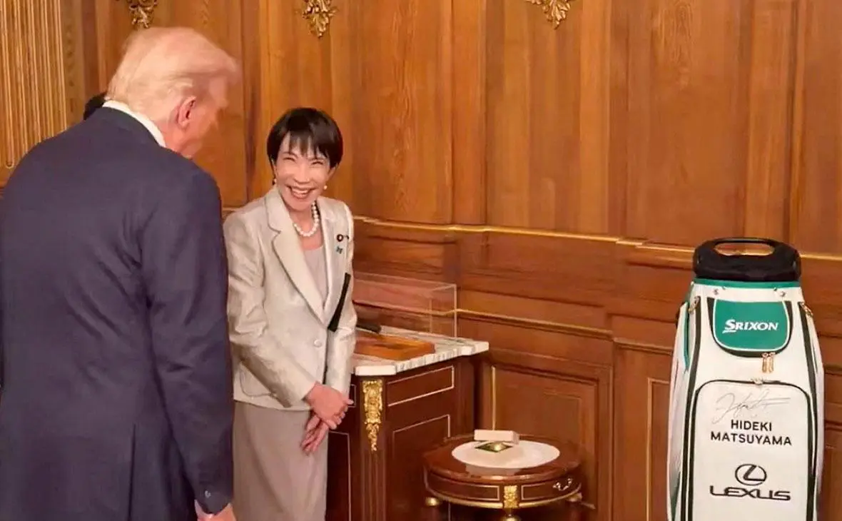 Санаэ Такаити дарит Дональду Трампу клюшки для гольфа, которые принадлежали покойному премьер-министром Синдзо Абэ, и сумку для гольфа, подписанную Хидеки Мацуяма в Токио, Япония, 28 октября 2025 (Margo Martin / X / Reuters)