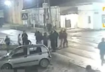 muzhchina s benzopiloj napugal zhitelej poselka arti sverdlovskoj oblasti-gazetarf-ru-0