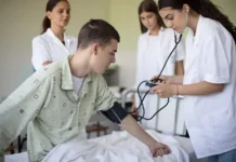 studentmedik i paczient s yazvennym kolitom poluchili czennyj urok-gazetarf-ru-0