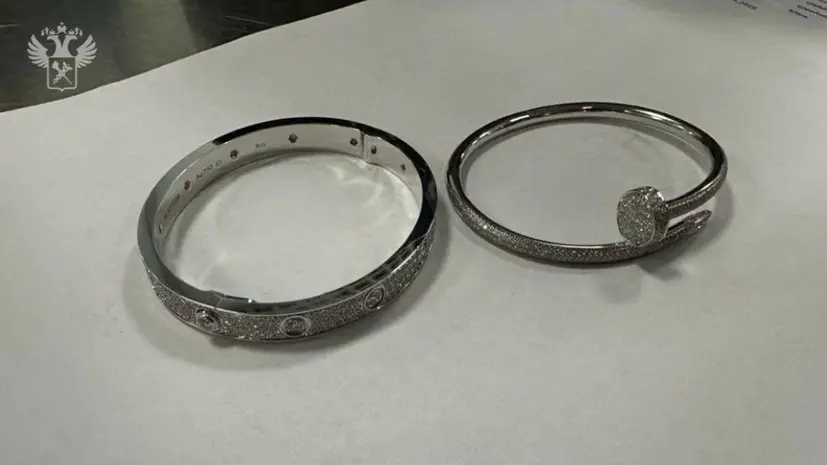 Таможенники в Домодедово нашли браслеты Cartier в обуви россиянина