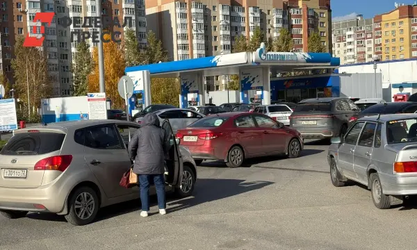 В Тюмени ограничили продажу бензина на АЗС ТПК и Газпромнефть, жители высказывают мнения-0