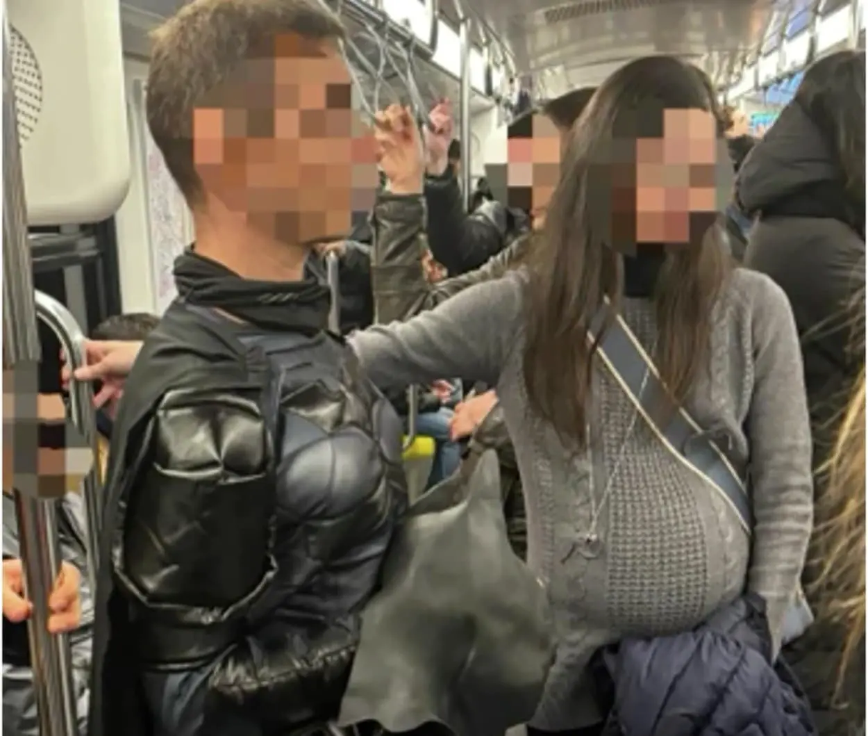 Беременной женщине чаще уступают место в метро при Бэтмене-0