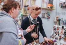 Денис Коротков и Светлана Зеленцова обсуждают Семеновскую роспись и её роль в современном дизайне denis korotkov i svetlana zelenczova obsuzhdayut semenovskuyu rospis i eyo rol v sovremennom dizajne-gazetarf-ru-0