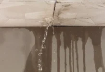 Дмитрий Бондарь дает советы по защите прав при затоплении по ЖКХ dmitrij bondar daet sovety po zashhite prav pri zatoplenii po zhkh-gazetarf-ru-0