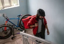 evgenij masharov i sergej kolunov iz obshhestvennoj palaty rossii obsuzhdayut shtrafy za hranenie veshhej v podezde-gazetarf-ru-0