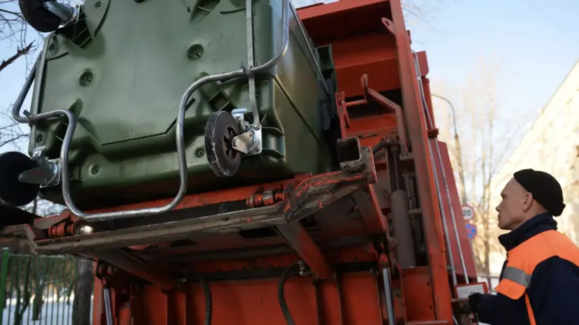 Юрист: за выброс строительного мусора в контейнер у дома предусмотрен штраф