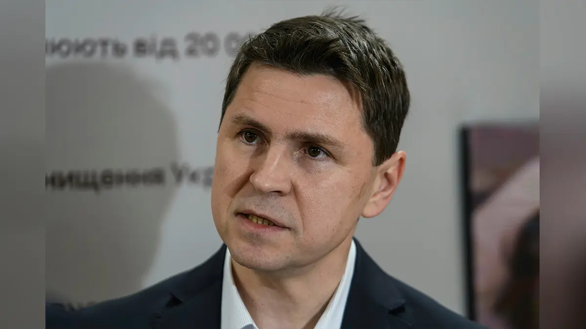 Подоляк обвинил Кремль в коррупционном скандале на Украине