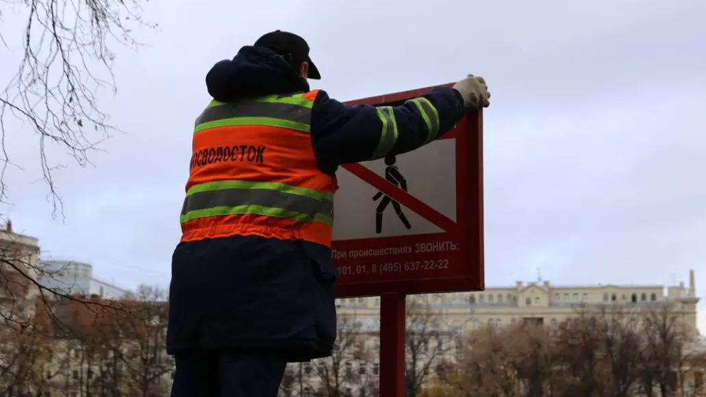 Более тысячи знаков безопасности заменили на столичных водоемах перед зимним сезоном