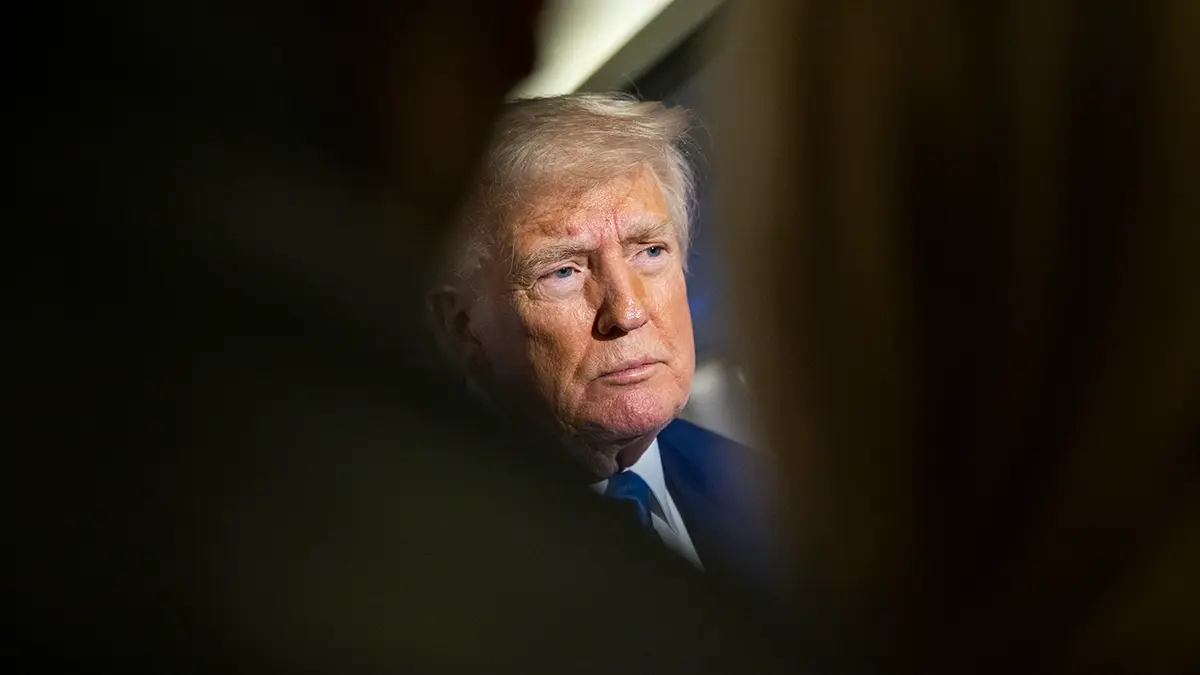 Трамп вновь скрыл синяк на руке тональным кремом на официальном мероприятии