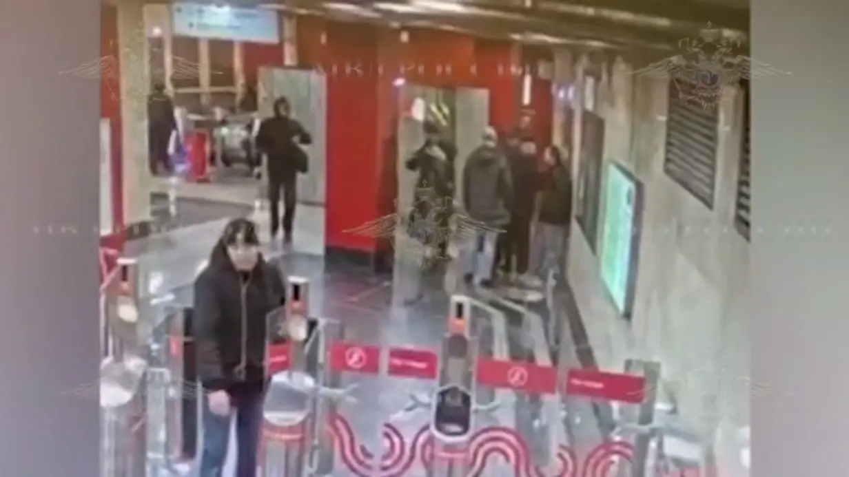 Пассажир московского метро заметил кражу телефона из сумки женщины и поймал вора