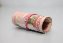 Необычная находка купюр с запиской в новосибирской многоэтажке удивила жителей neobychnaya nahodka kupyur s zapiskoj v novosibirskoj mnogoetazhke udivila zhitelej-gazetarf-ru-0