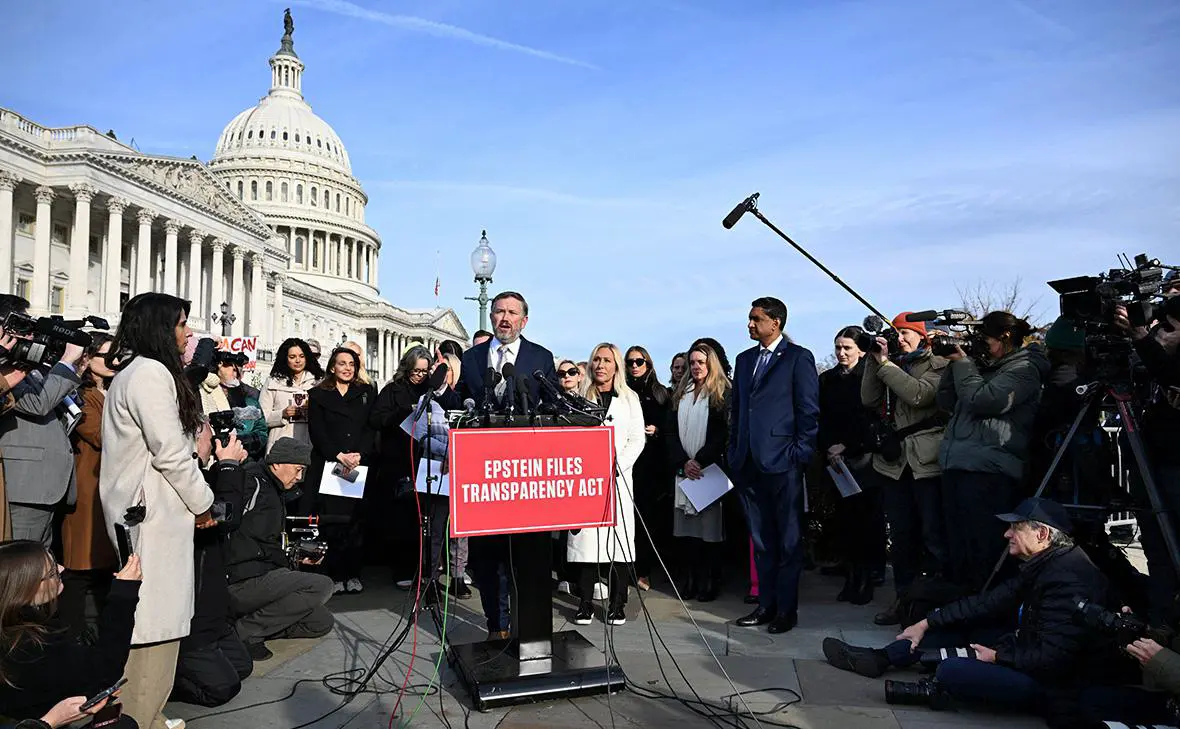 Члены Палаты представителей США на пресс-конференции, посвящённой Закону о прозрачности файлов Эпштейна, Вашингтон, США (Annabelle Gordon / Reuters)