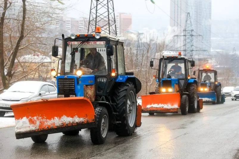 уборка снега, снег, снегопад, МТЗ, тракторы, Евгений Кулешов, ИА PrimaMedia