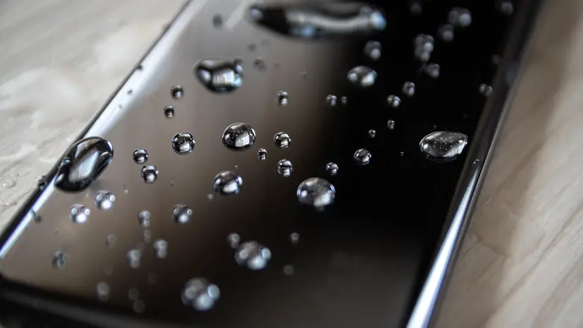 IT-эксперт Кравцов пояснил, что делать с утонувшим в воде телефоном