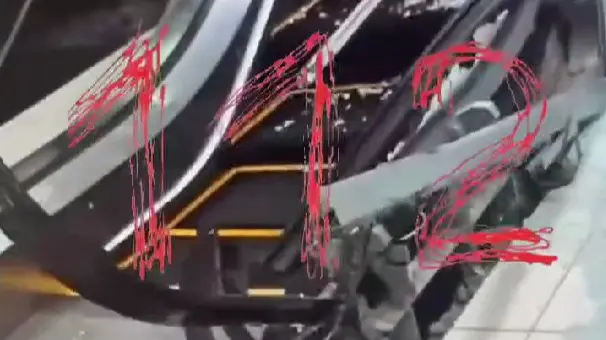 Ребенку зажевало руку на эскалаторе в торговом центре в Приморье