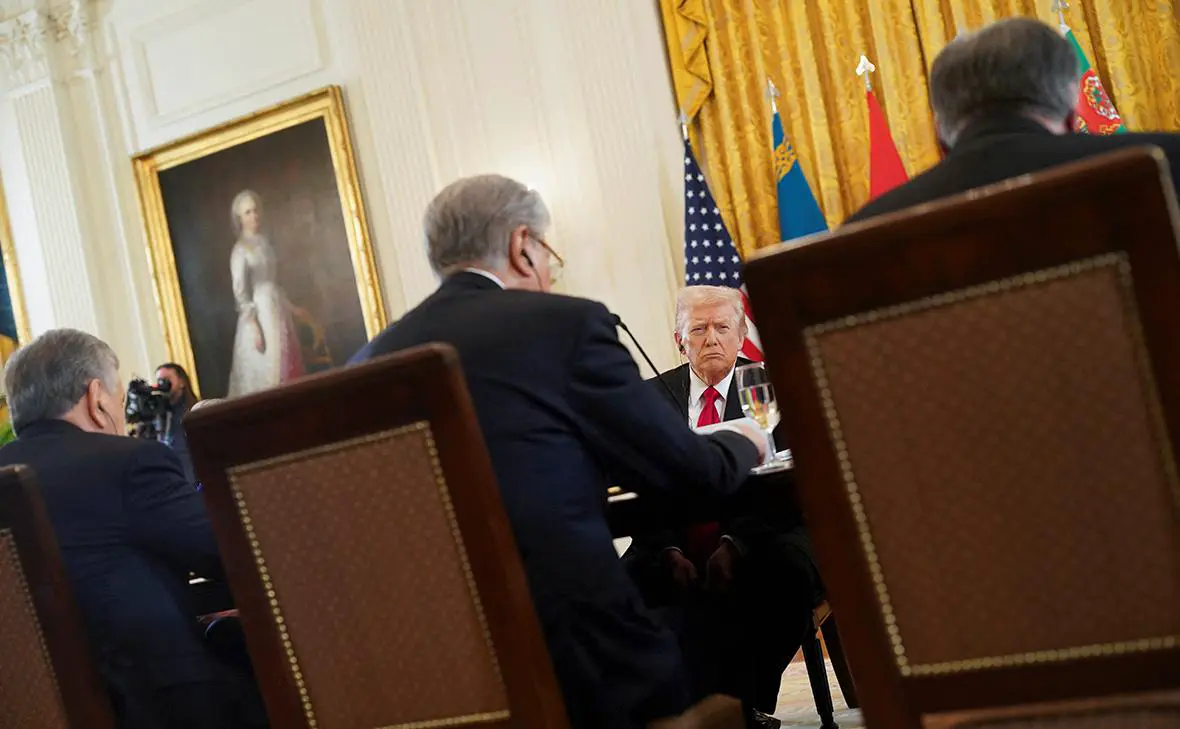 Дональд Трамп на ужине с лидерами стран Центральной Азии формата С5+1 : Казахстана, Кыргызстана, Таджикистана, Туркменистана и Узбекистана, в Восточном зале Белого дома в Вашингтоне, США, 6 ноября 2025 г. (Nathan Howard / Reuters)
