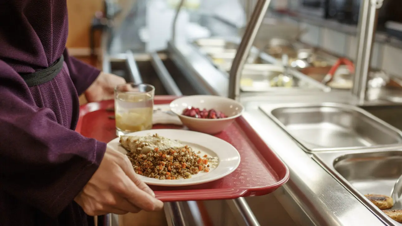 Личинки в супе и волосы в котлетах: 19 студентов отравились в колледже Сургута