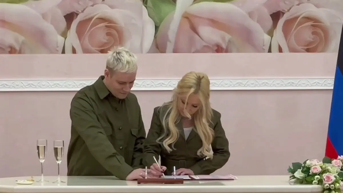 Стала известна цена свадебных костюмов SHAMAN и Мизулиной