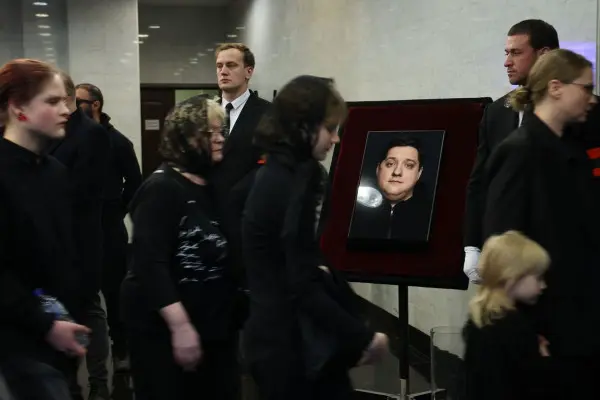 Прощание с актером Романом Поповым в состоялось в Центральной клинической больнице в Москве 1 ноября 2025 года. (Андрей Любимов / РБК)