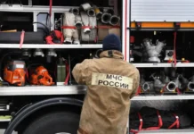 В Нижневартовске МЧС спасло детей из горящего здания в Югре v nizhnevartovske mchs spaslo detej iz goryashhego zdaniya v yugre-gazetarf-ru-0