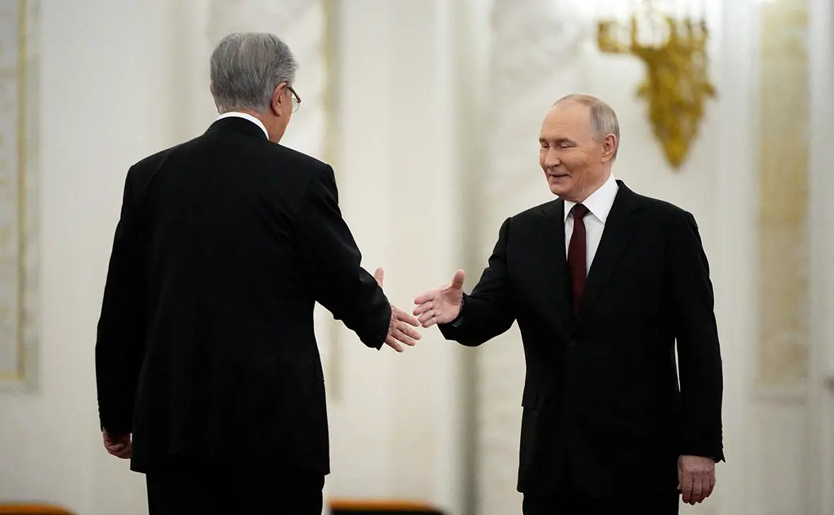 Касым-Жомарт Токаев и Владимир Путин (Александр Земляниченко / Reuters)