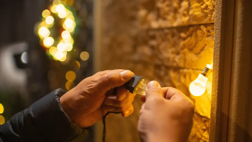Россиянам объяснили, можно ли установить гирлянды с наружной стороны окна