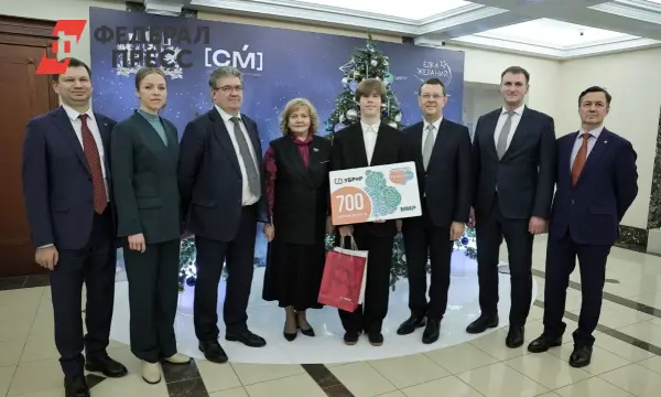 Денис Паслер и Людмила Бабушкина вручили юбилейную «Уралочку» 700-тысячному свердловчанину-0