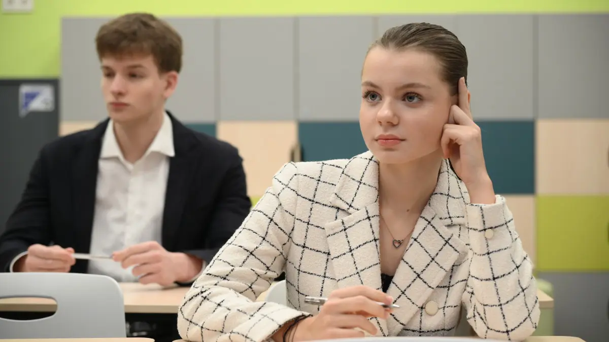 Ученики 11-го класса Шуваловской школы № 1448 Ксения Ковалева и Александр Цыпкайкин перед тренировочной контрольной в формате ЕГЭ