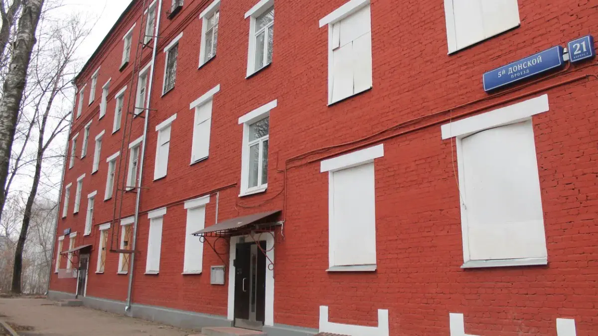 На юге Москвы былой облик вернули кирпичному дому 1958 года постройки
