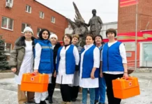 Кирилл Бардаков и свердловские врачи помогают ветеранам на дому в год юбилея kirill bardakov i sverdlovskie vrachi pomogayut veteranam na domu v god yubileya-gazetarf-ru-0